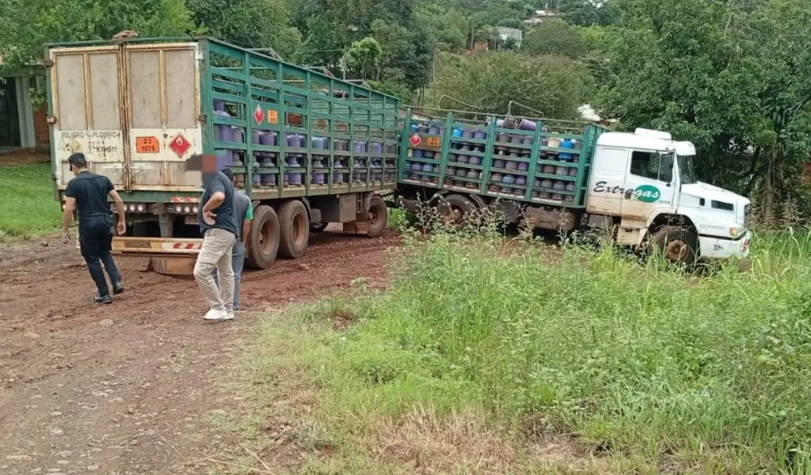 Camión que transportaba garrafas chocó contra un poste
