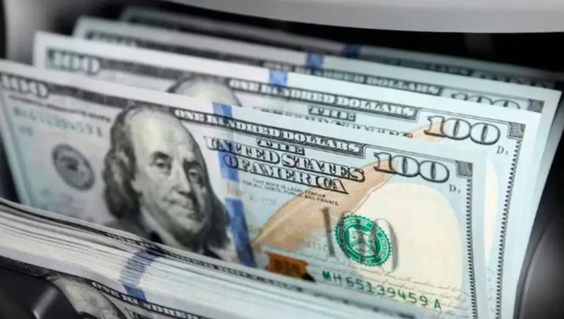 Con altibajos y control oficial, el dólar cerró agosto en $1360