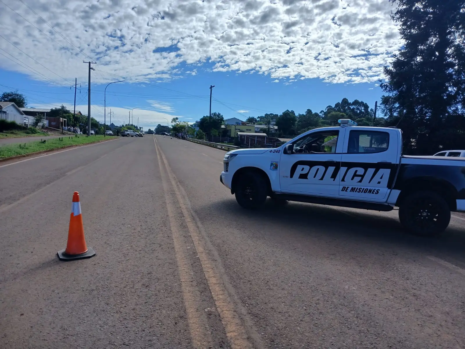 Dos menores están graves tras choque entre moto y pick-up