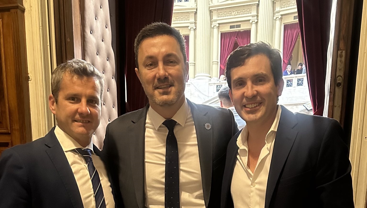 Arjol se muestra con los radicales ultraderechistas en el Congreso