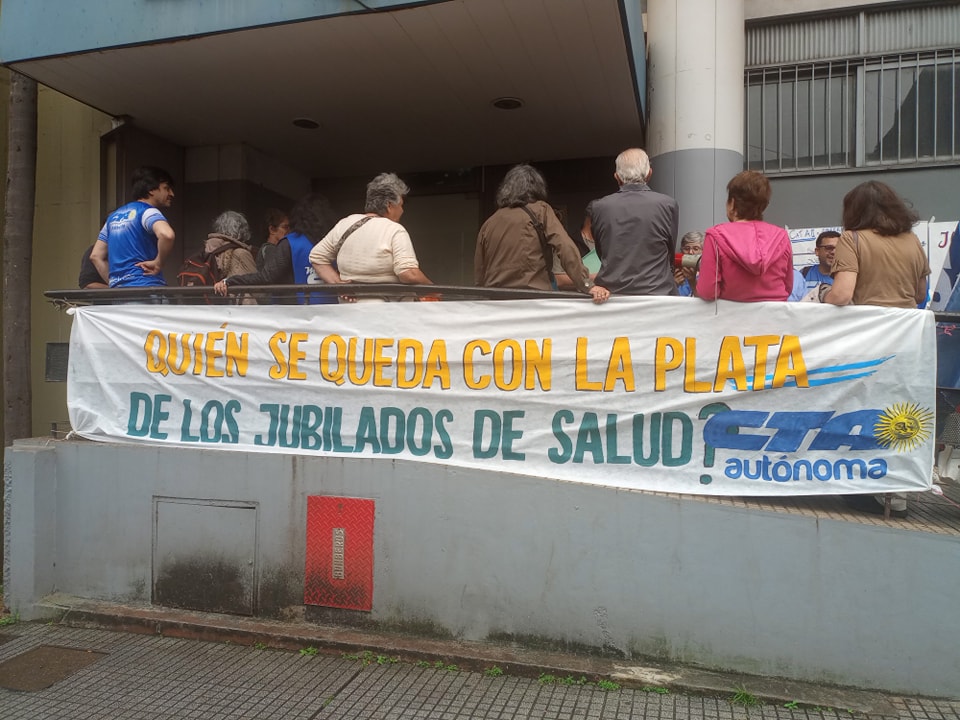 Jubilados de salud reclaman frente al IPS