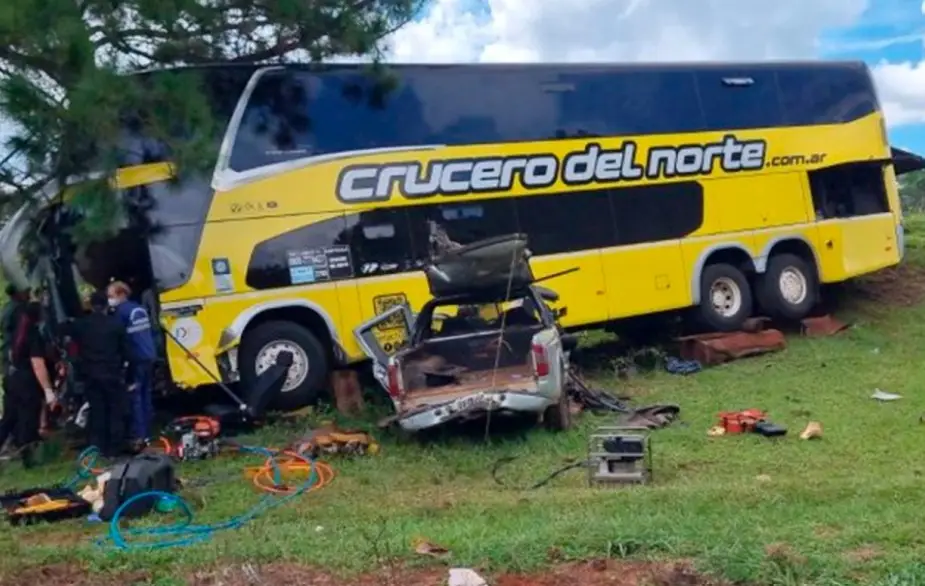 Choque entre un colectivo y una camioneta dejo un muerto y varios heridos