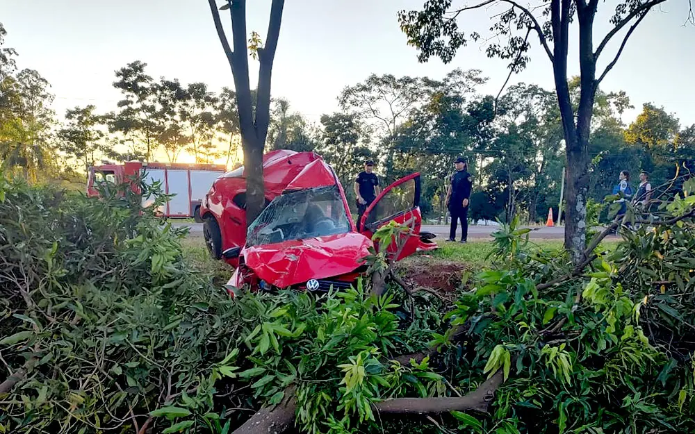 Mujer falleció tras despistar y chocar contra un árbol