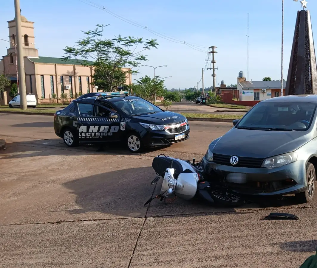 Posadas: mujer herida tras el choque entre un auto y una moto