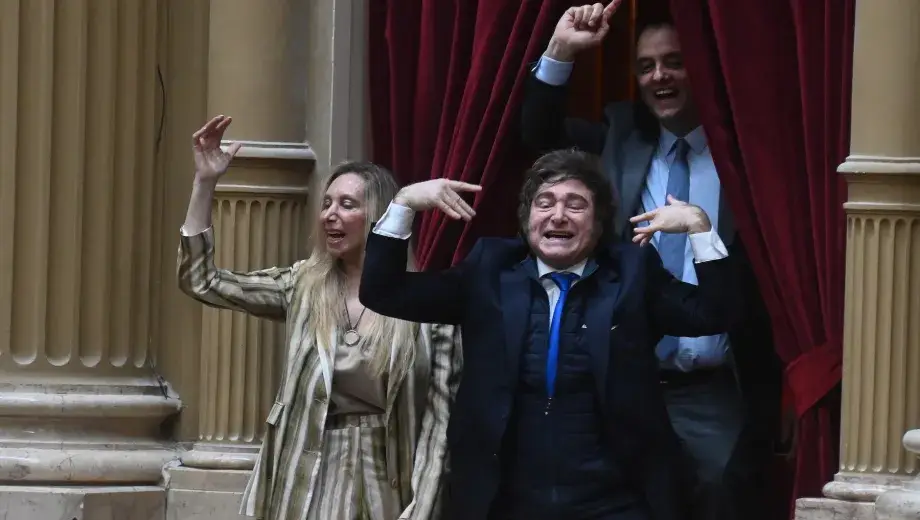 Milei y todo el Gabinete en el Congreso para apoyar a Adorni
