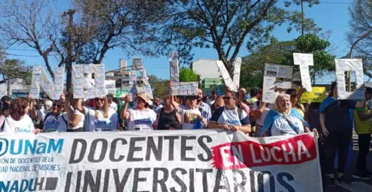 Nueva marcha universitaria en Misiones: “Se siguen agravando los salarios docentes”