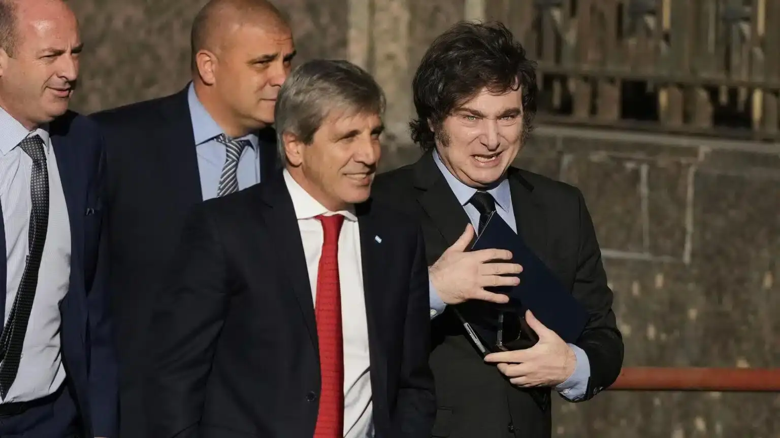 Caputo paga con bonos a proveedores del Pami