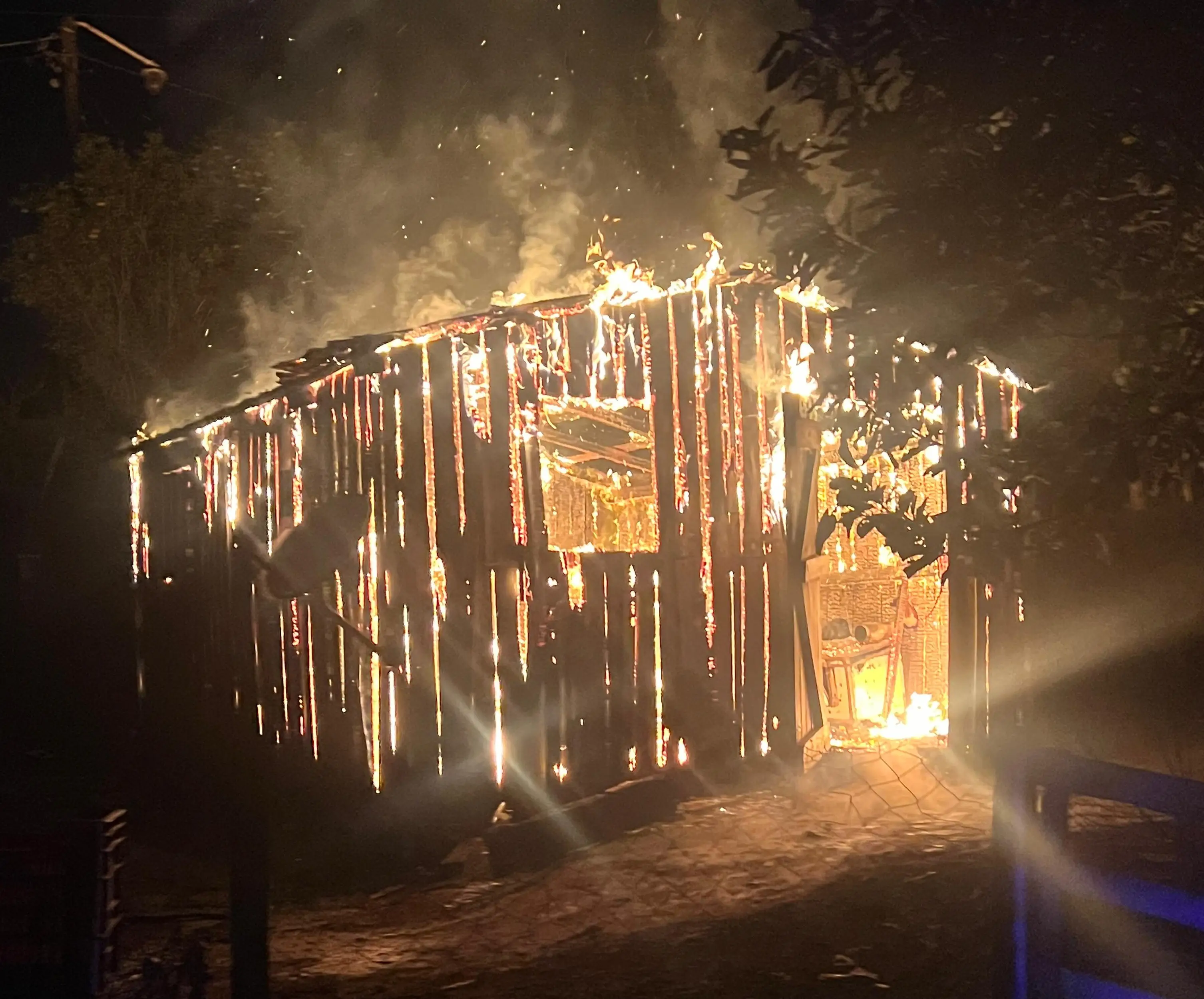 Un hombre está grave tras el incendio de su casa