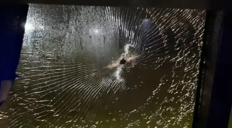 Escándalo en Uruguay: atacaron a balazos a los micros de Tigre
