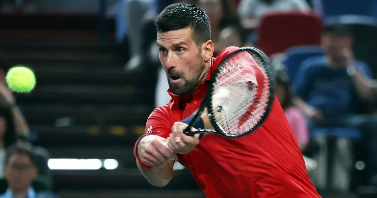 Shanghai: Djokovic le ganó con sufrimiento y Sinner se retiró