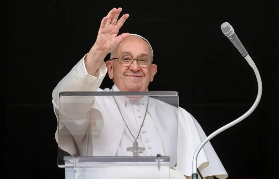 El Papa Francisco mostró una "ligera mejoría"