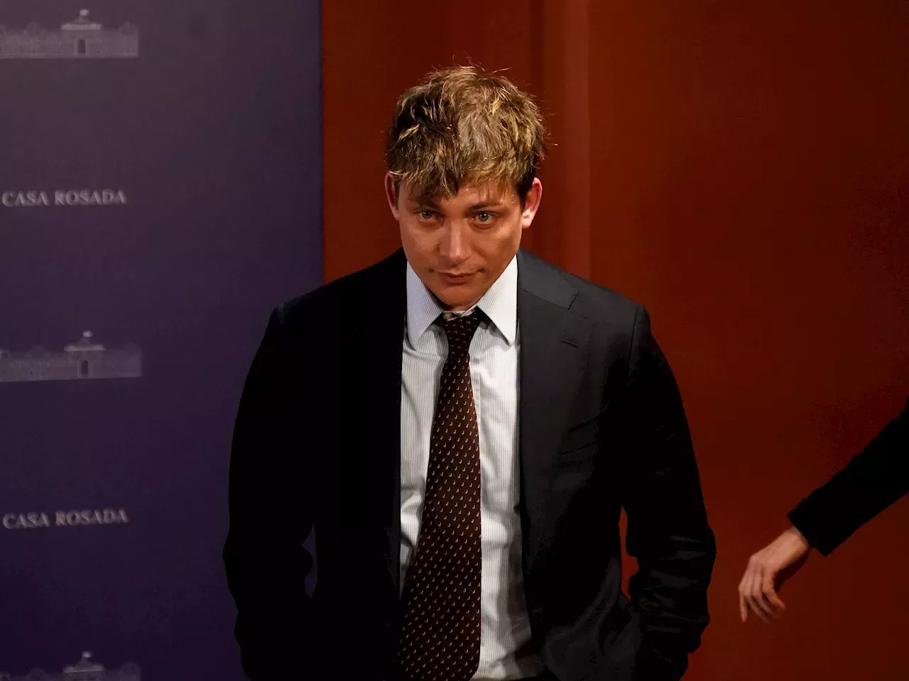 Caputo impulsa encuesta para medir si los argentinos aceptarían una dictadura