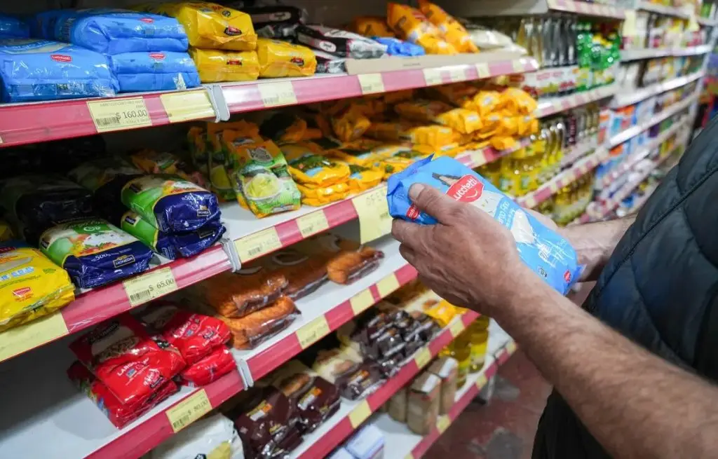 Casi la mitad de los argentinos se endeuda para comprar comida