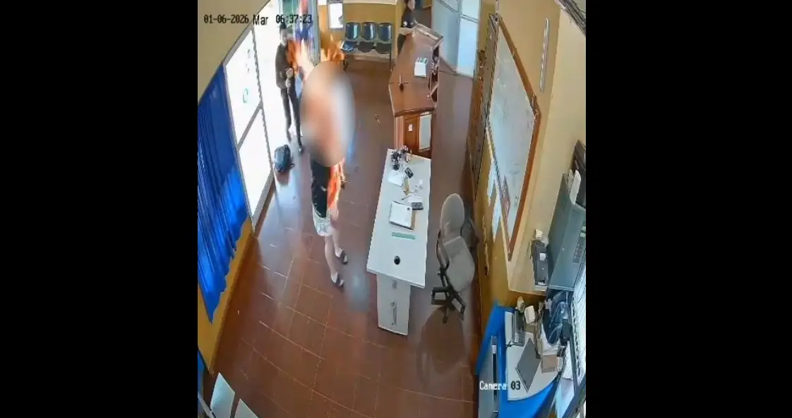 Qué dijo la mujer que se prendió fuego en una comisaría
