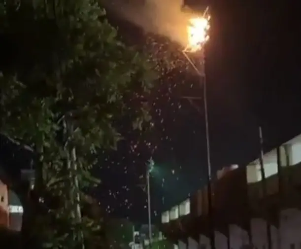Se incendió una torre de luz de la cancha de Guaraní