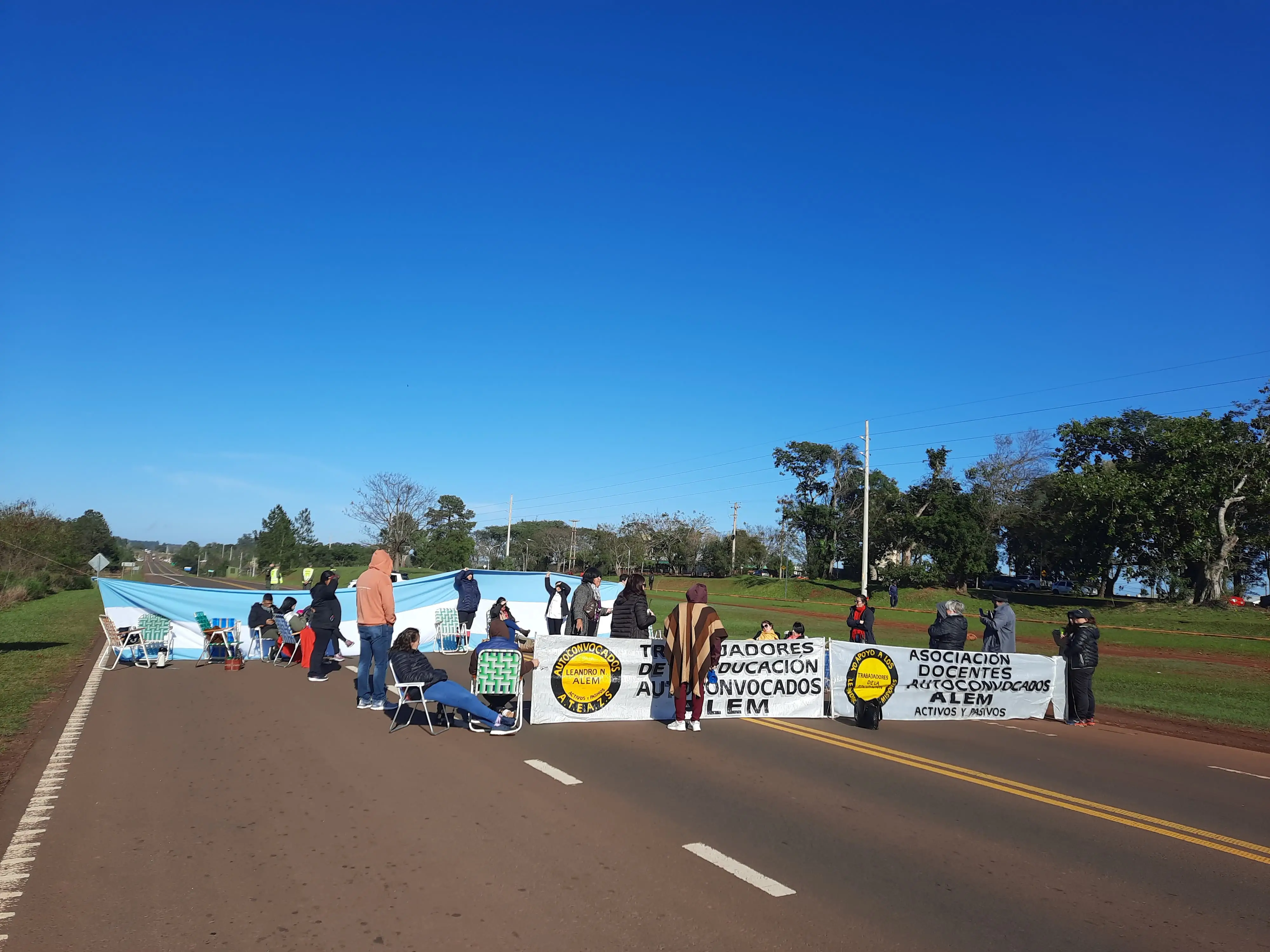 Alem: Docentes llevan adelante un corte total en la ruta 14