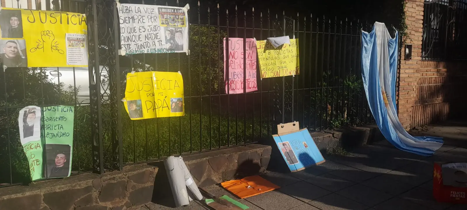 Familiares de expolicías protestaron frente a la Cámara de Apelaciones
