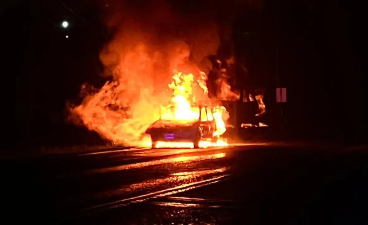 Se incendió un auto frente a una escuela en Oberá