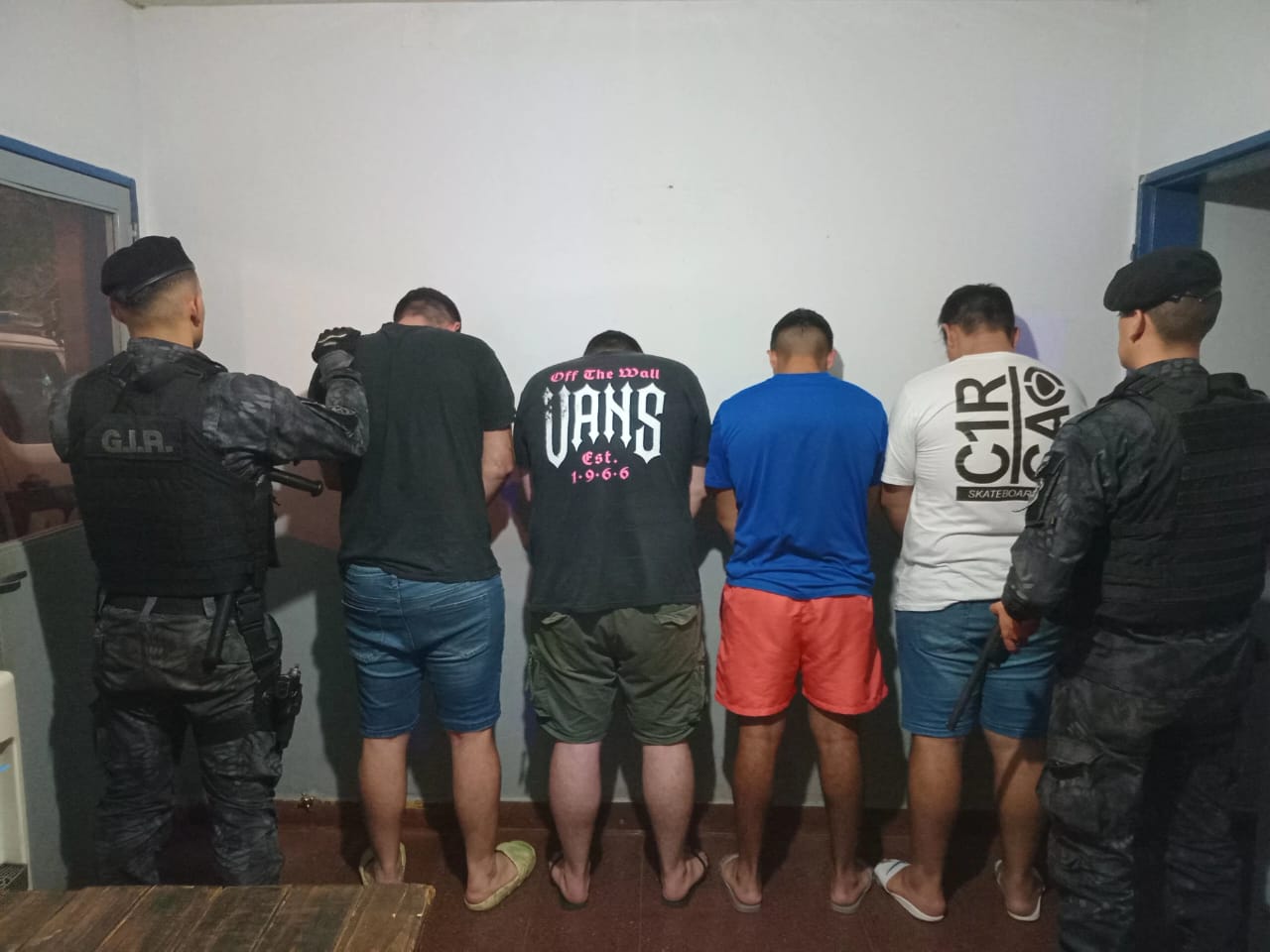 Cuatro jóvenes demorados luego de intimidar a vecinos con pistolas de hidrogel