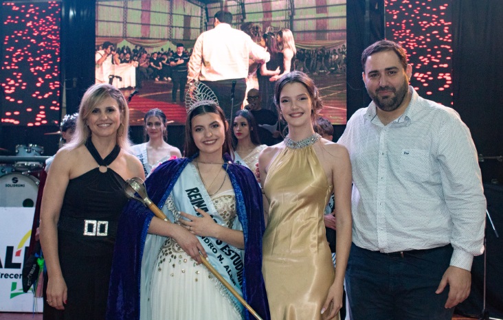 Con elección de reyes, serenatas y entrega de premios culminó la estudiantina en Alem