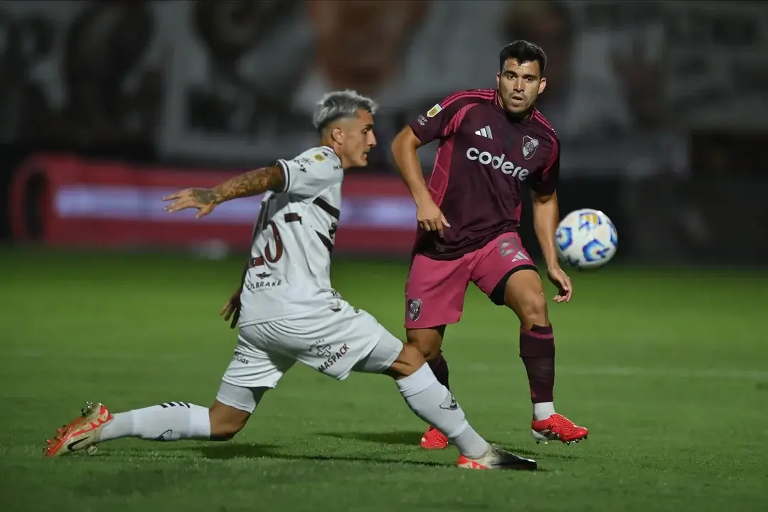 Con un blooper de Armani, River empató en su visita a Platense