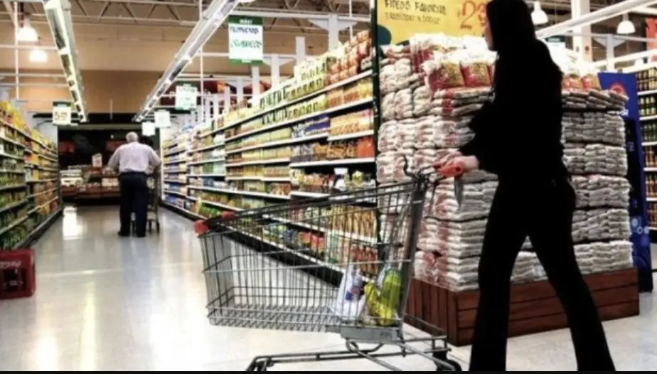Ventas en supermercados y mayoristas volvieron a caer en julio