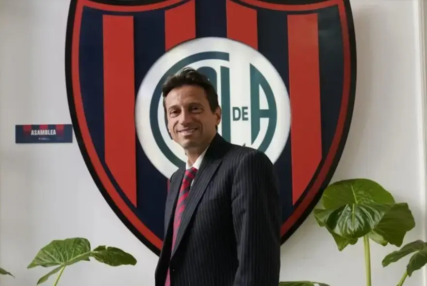 Escándalo en San Lorenzo: captan al presidente recibiendo dólares