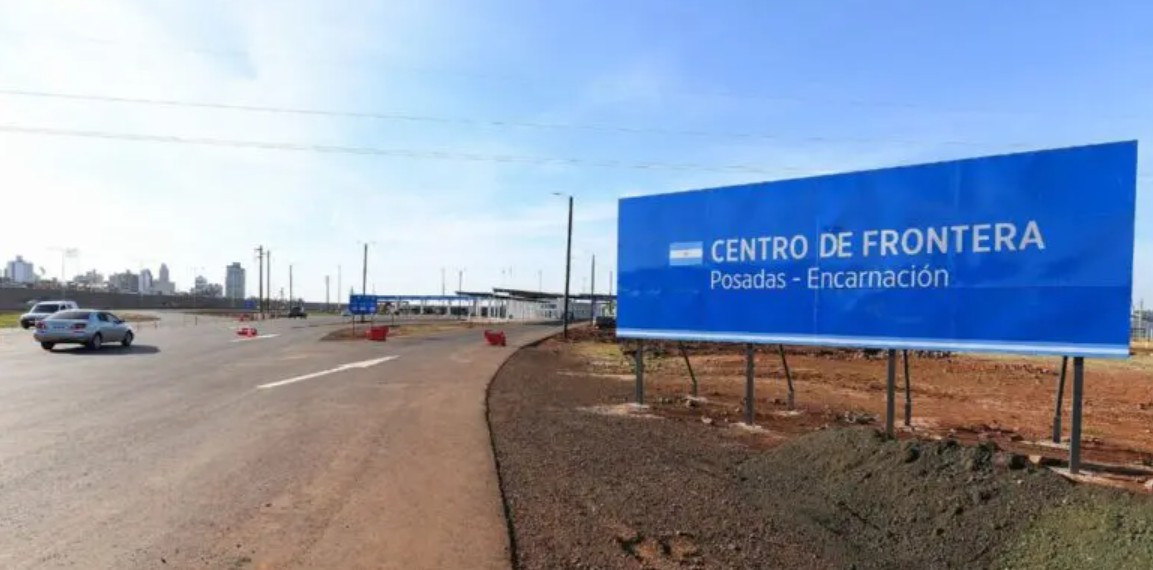 Largas filas para cruzar el puente internacional Posadas-Encarnación