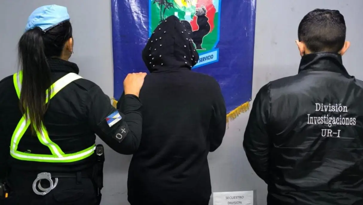Pagó un tratamiento estético con una joya falsa y terminó detenida