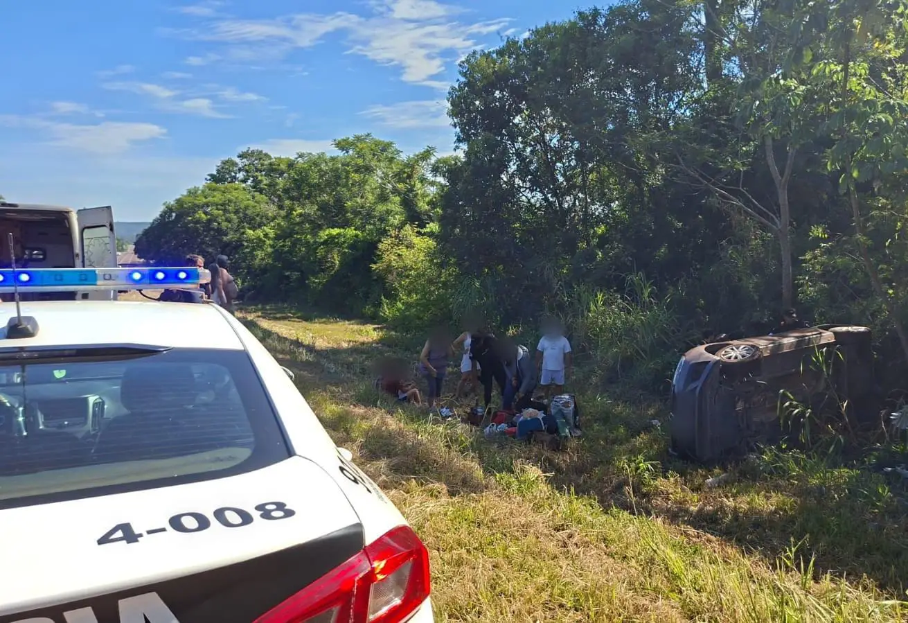 Eldorado: Una familia hospitalizada tras despiste y vuelco