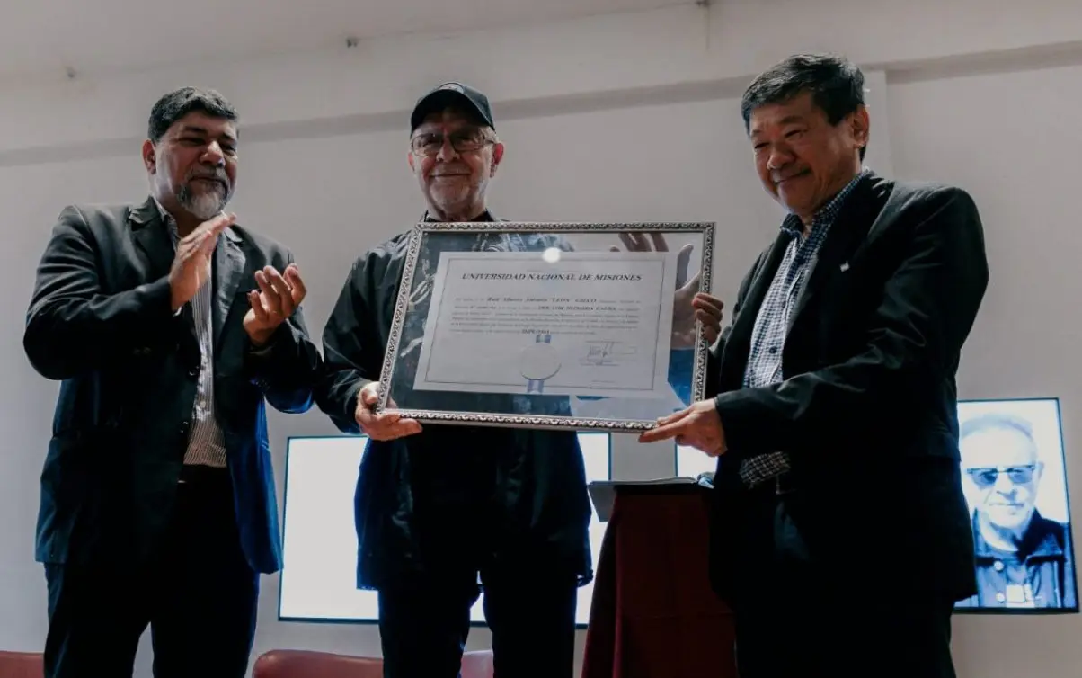 La UNaM entregó el título de Doctor Honoris Causa a León Giego