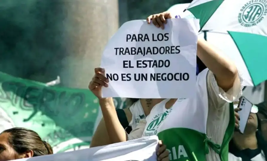 Más de 42 mil empleados públicos fueron despedidos por Milei en 14 meses