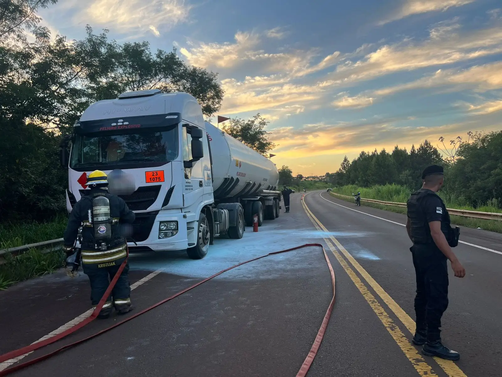 Controlaron el incendio en un camión que transportaba gas