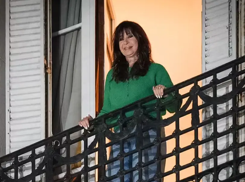 Tras la aclaración de la Justicia, Cristina Kirchner salió al balcón