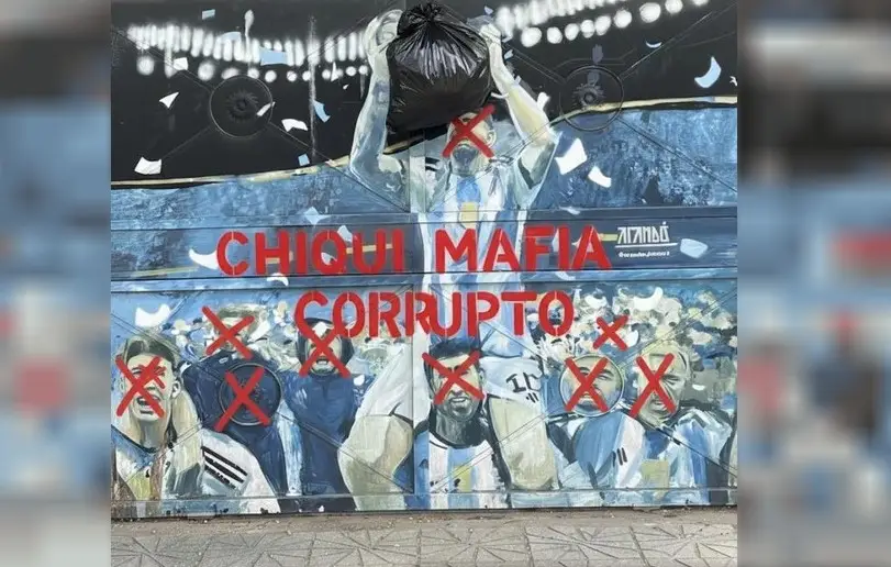 Vandalizaron murales mundialistas con mensajes hacia Tapia
