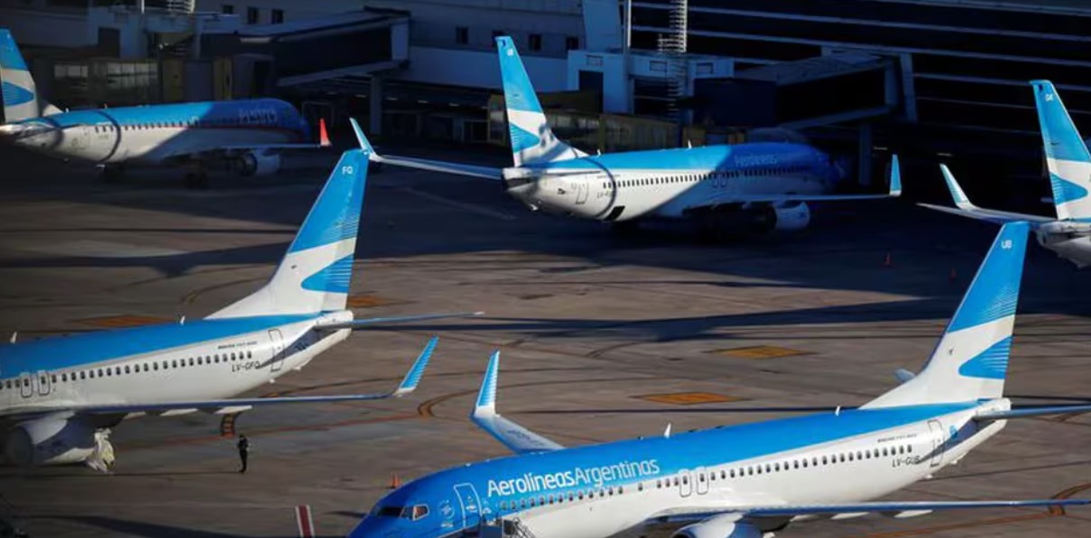 Declaran al transporte aéreo como servicio esencial