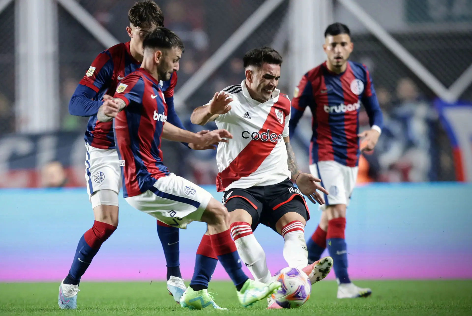 San Lorenzo y River empataron sin goles en Boedo