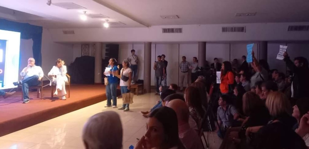 Docentes increparon a Hugo Passalacqua en la presentación del libro “La gestión del diálogo”