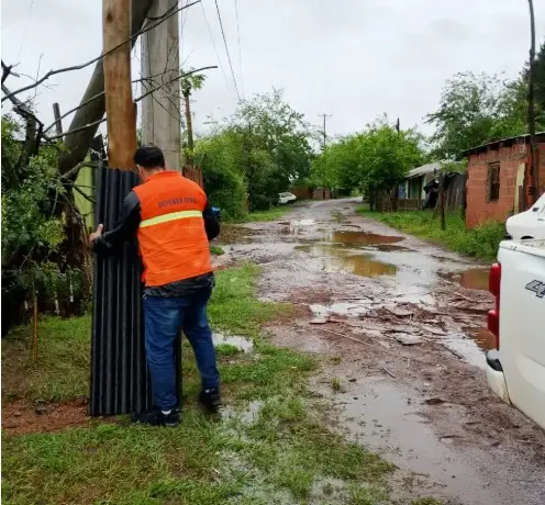 Asisten a familias afectadas por las tormentas en toda la provincia