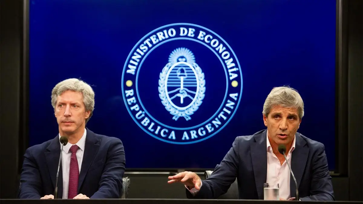El Ministro Caputo ignoró a Claver Carone y renovó el swap con China