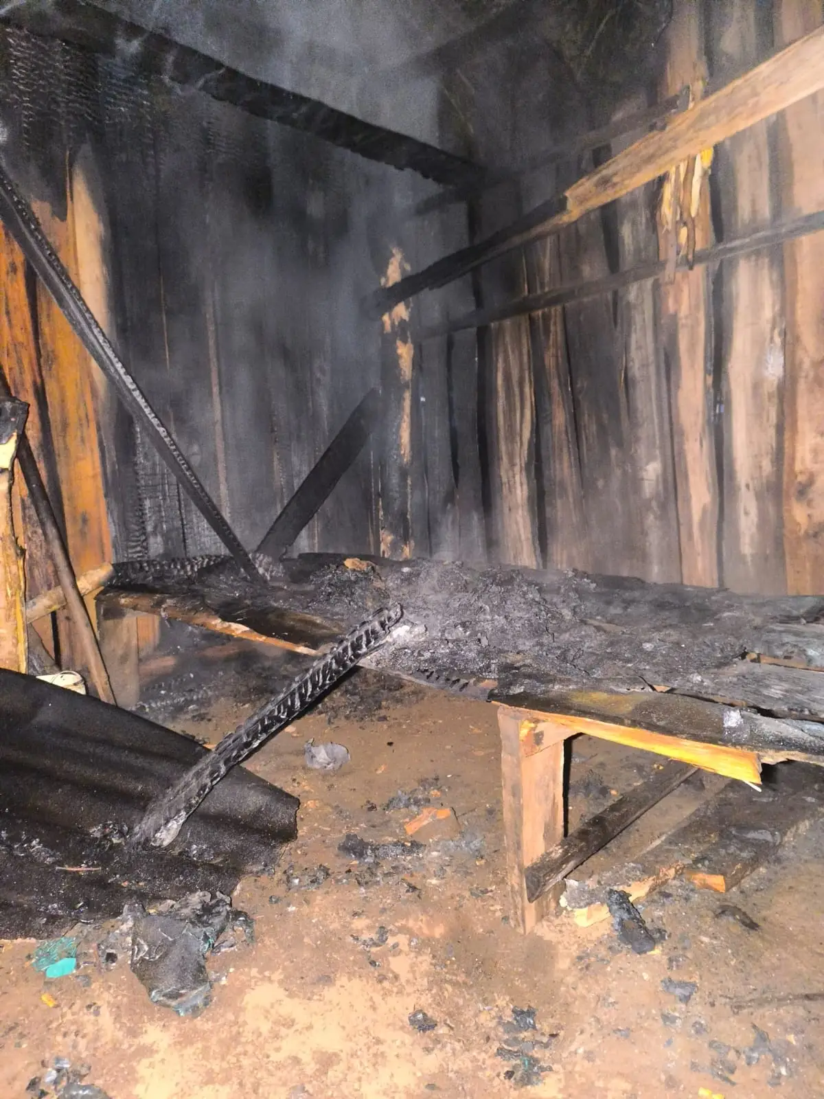 Fueron a denunciar a sus vecinos y les incendiaron la casa