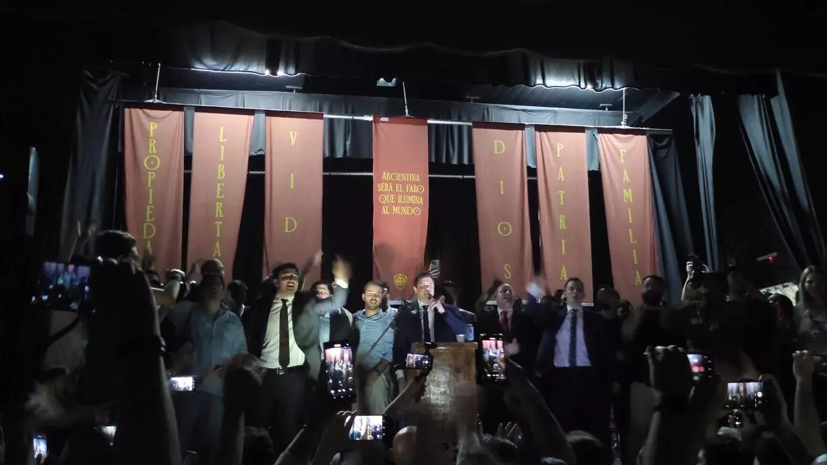 Con estética fascista, Santiago Caputo lanzó “brazo armado” de Milei