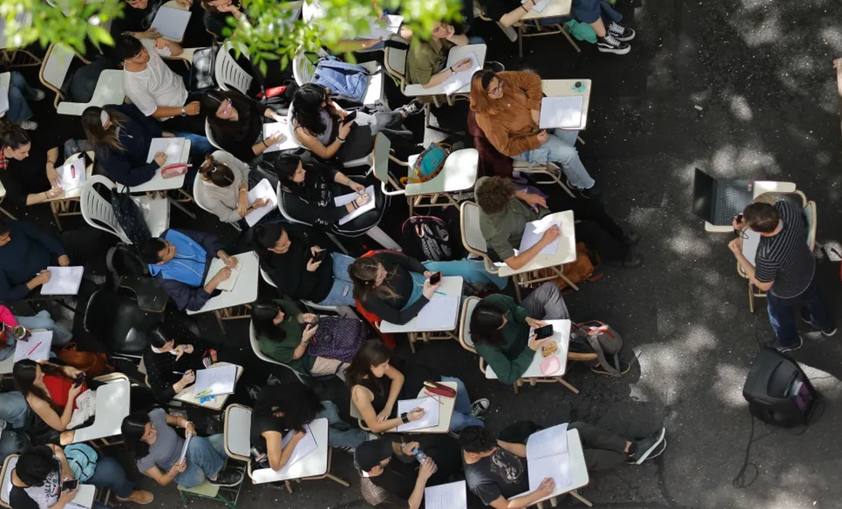 Hospitales y universidades públicas podrán cobrar aranceles a extranjeros