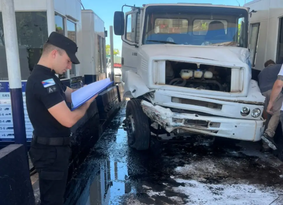 Camionero resultó herido tras chocar contra la estructura del peaje Santa Ana