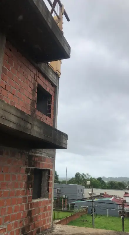 Obrero está gravemente herido tras caer desde una terraza