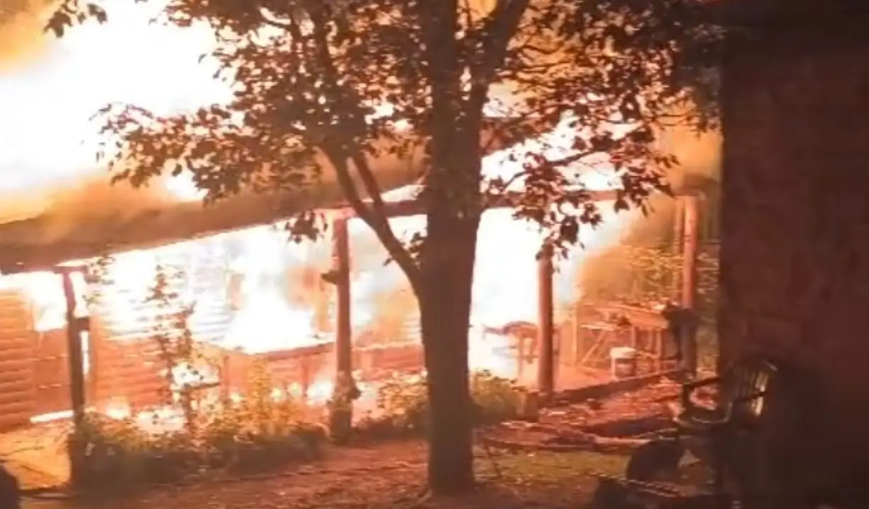 Incendio consumió por completo una vivienda en Iguazú