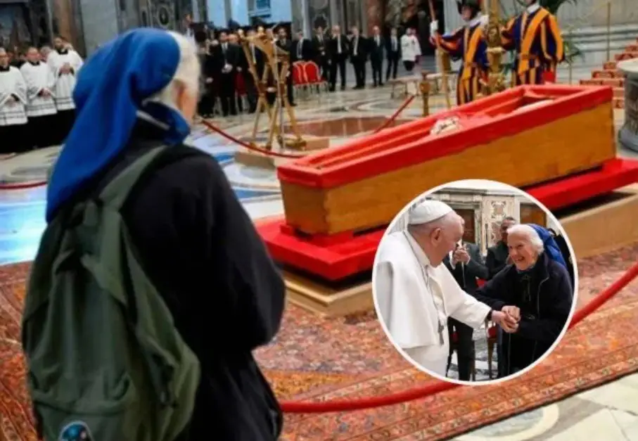 Quién es la monja que rompió el protocolo y lloró frente al féretro del papa