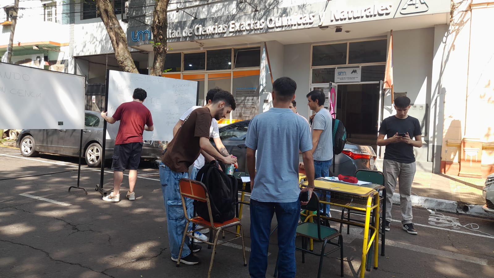 Universitarios en lucha: recortes presupuestarios perjudican prácticas en Exactas