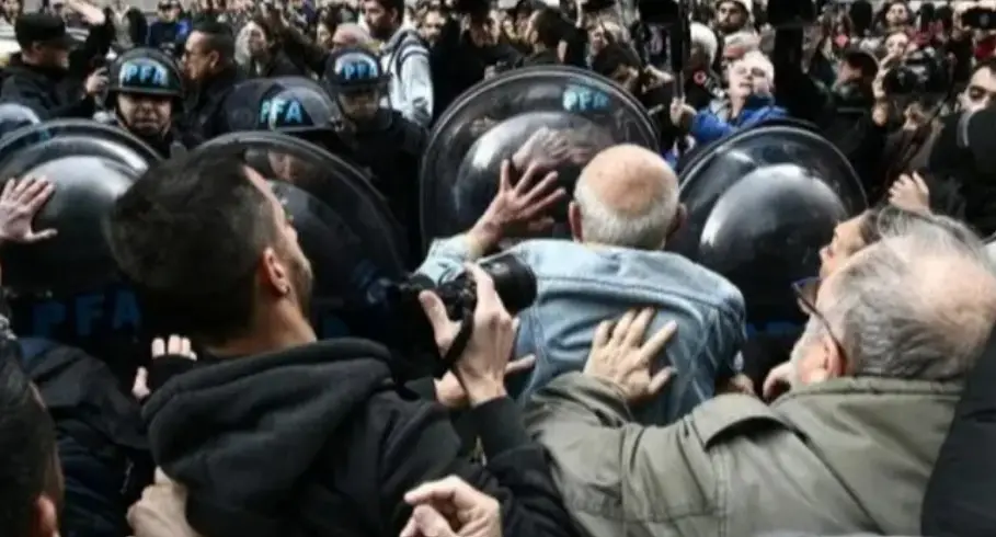 Nueva marcha de jubilados con incidentes en el Congreso
